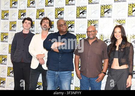 Matthew Needham, Hamish Linklater, James Tucker, Geoffrey Thorne e Jamie Chung all'arrivo per il photocall di “Batman Caped Crusader” a San Diego Com Foto Stock