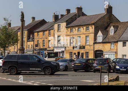 Cotswolds, 27 maggio 2026: Vedute panoramiche diurne di High Street lungo il villaggio di Moreton-In-Marsh nelle Cotswolds, Gloucestershire, Inghilterra Foto Stock