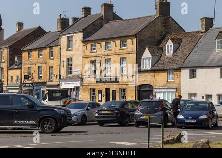 Cotswolds, 27 maggio 2026: Vedute panoramiche diurne di High Street lungo il villaggio di Moreton-In-Marsh nelle Cotswolds, Gloucestershire, Inghilterra Foto Stock