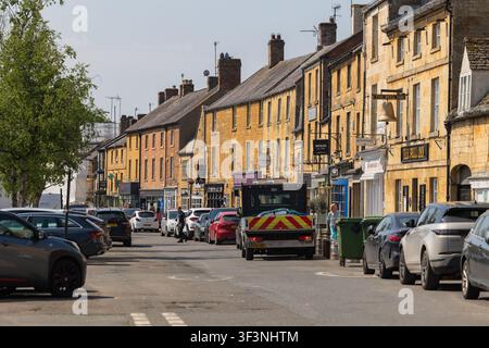 Cotswolds, 27 maggio 2026: Vedute panoramiche diurne di High Street lungo il villaggio di Moreton-In-Marsh nelle Cotswolds, Gloucestershire, Inghilterra Foto Stock
