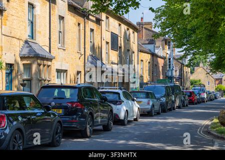 Cotswolds, 27 maggio 2026: Vedute panoramiche diurne di High Street lungo il villaggio di Moreton-In-Marsh nelle Cotswolds, Gloucestershire, Inghilterra Foto Stock