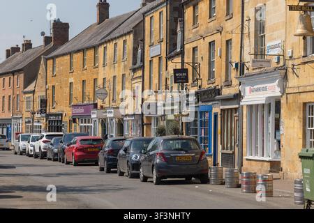 Cotswolds, 27 maggio 2026: Vedute panoramiche diurne di High Street lungo il villaggio di Moreton-In-Marsh nelle Cotswolds, Gloucestershire, Inghilterra Foto Stock