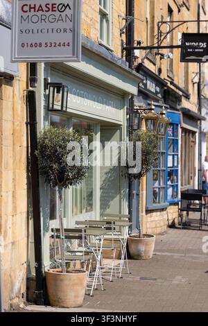 Cotswolds, 27 maggio 2026: Vedute panoramiche diurne di High Street lungo il villaggio di Moreton-In-Marsh nelle Cotswolds, Gloucestershire, Inghilterra Foto Stock