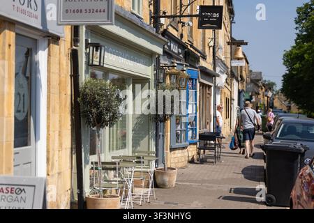 Cotswolds, 27 maggio 2026: Vedute panoramiche diurne di High Street lungo il villaggio di Moreton-In-Marsh nelle Cotswolds, Gloucestershire, Inghilterra Foto Stock