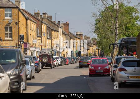 Cotswolds, 27 maggio 2026: Vedute panoramiche diurne di High Street lungo il villaggio di Moreton-In-Marsh nelle Cotswolds, Gloucestershire, Inghilterra Foto Stock