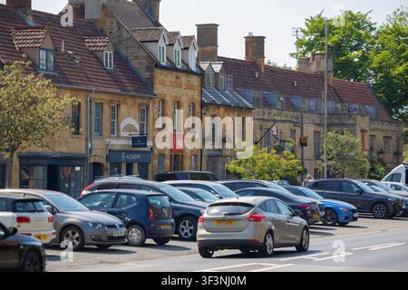 Cotswolds, 27 maggio 2026: Vedute panoramiche diurne di High Street lungo il villaggio di Moreton-In-Marsh nelle Cotswolds, Gloucestershire, Inghilterra Foto Stock