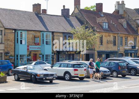 Cotswolds, 27 maggio 2026: Vedute panoramiche diurne di High Street lungo il villaggio di Moreton-In-Marsh nelle Cotswolds, Gloucestershire, Inghilterra Foto Stock
