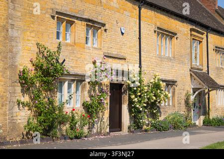 Cotswolds, 27 maggio 2026: Vedute panoramiche diurne di una fila di edifici in calcare a terrazza lungo la High Street nel villaggio di Moreton-In-Marsh nei Cotswol Foto Stock