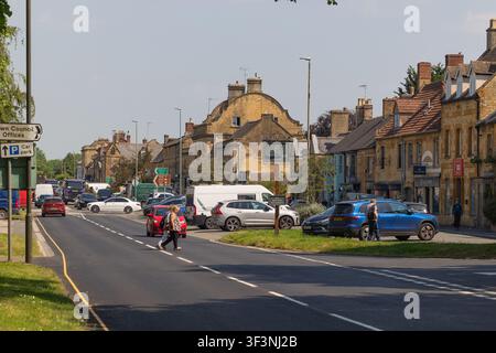 Cotswolds, 27 maggio 2026: Vedute panoramiche diurne di High Street lungo il villaggio di Moreton-In-Marsh nelle Cotswolds, Gloucestershire, Inghilterra Foto Stock