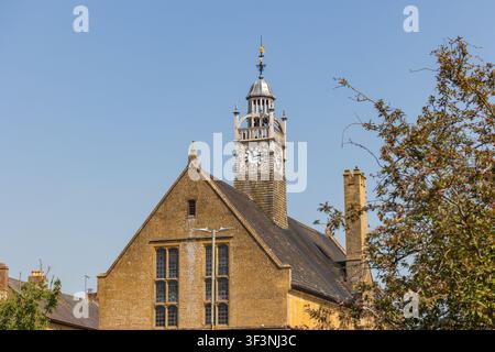 Cotswolds, 27 maggio 2026: Vedute panoramiche diurne di The Redesdale Hall lungo la High Street nel villaggio di Moreton-In-Marsh nelle Cotswolds, Gloucestershire Foto Stock