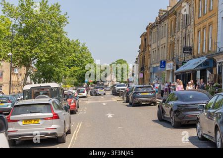Cotswolds, 27 maggio 2026: Vedute panoramiche diurne della High Street a Chipping Norton, Gloucestershire, Inghilterra Foto Stock
