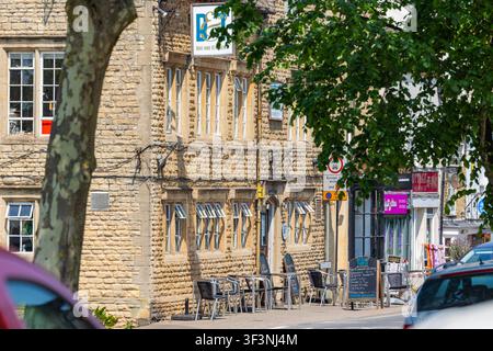 Cotswolds, 27 maggio 2026: Vedute panoramiche diurne della High Street a Chipping Norton, Gloucestershire, Inghilterra Foto Stock