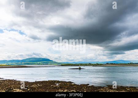Ampia veduta costiera di Streedagh Beach nella contea di Sligo, Irlanda. L'immagine mostra una riva rocciosa con bassa marea, acque poco profonde e banchi di fango che portano a Foto Stock