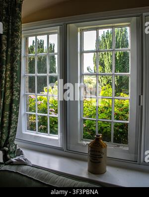 Guardare attraverso una finestra verso la vista esterna Foto Stock