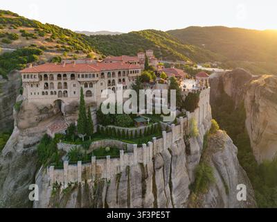Veduta aerea del Monastero di Varlaam all'alba, Meteora, Grecia Foto Stock