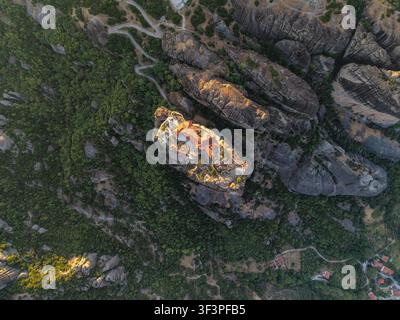 Monastero della Santa Trinità all'alba, Meteora, Grecia Foto Stock