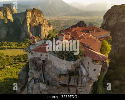 Vista aerea del Sacro Monastero di Varlaam al tramonto, Meteora, Grecia Foto Stock