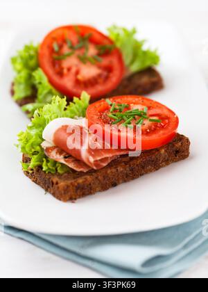 Panini gustosi con formaggio cremoso e prosciutto affumicato Foto Stock