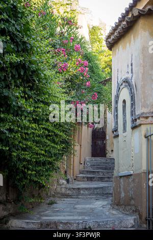 Plaka, Atene, Grecia - 29 giu 2026: Un vicolo stretto lastricato nel quartiere storico di Plaka Foto Stock