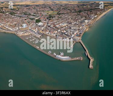 Vista aerea del paesaggio dall'alto della città di Bridlington e del porto con spiagge in una bellissima giornata estiva Foto Stock