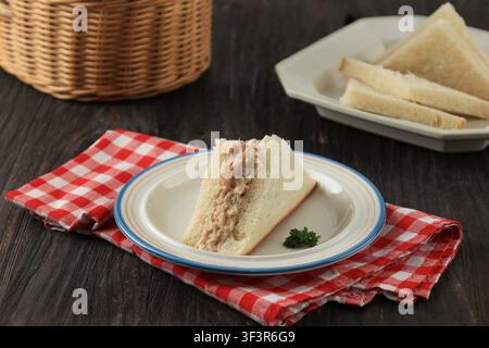 Panino fatto in casa con tonno e maionese servito su piatto di ceramica Foto Stock