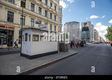 Berlino, 9 luglio 2026: Checkpoint Charlie dell'Esercito degli Stati Uniti Foto Stock