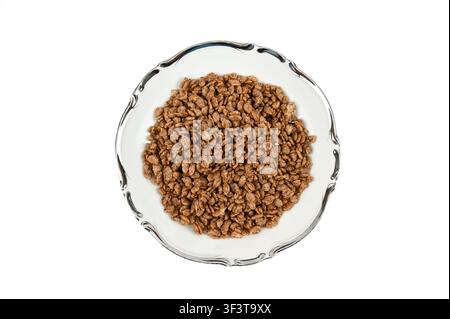 Rice Krispies aromatizzati al cacao in una ciotola elegante su sfondo bianco Foto Stock