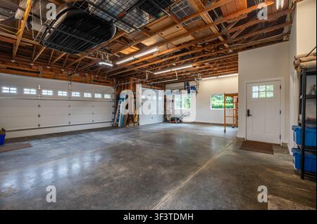 Interno di garage residenziale sovradimensionato con più porte Foto Stock