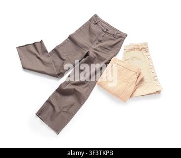 Jeans marroni con orlo sfilacciato e gonna e pantaloncini in denim beige, abbigliamento moda casual per donne, isolato su sfondo bianco Foto Stock