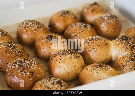 Panini con impasto naturale di grano con cospargoli Foto Stock