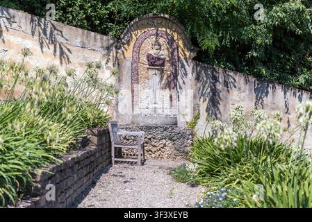 Nicchia decorativa a mosaico di ciottoli con un busto maschile scolpito nel Giardino della Villa Bardini, Firenze, Toscana, Italia. Foto Stock