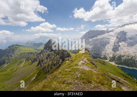 Vista panoramica della maestosa catena montuosa delle Dolomiti e delle vette glaciali Foto Stock