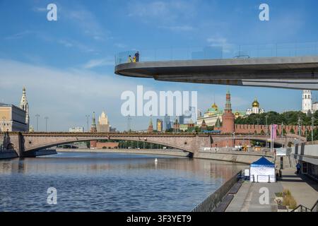 MOSCA, RUSSA - 20 LUGLIO 2026: Frammento di un ponte galleggiante unico sul fiume Moskva Foto Stock