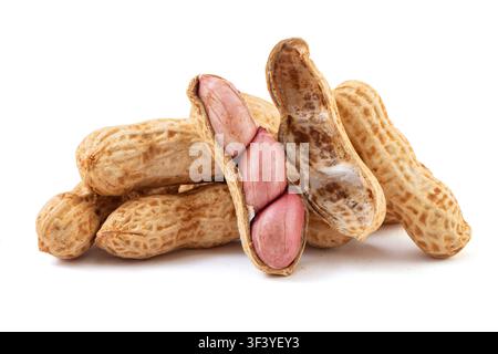 Mandorle bollite non sgusciate con una mandorla aperta che mostra semi rossi su un cestino Foto Stock