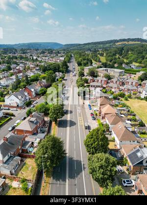 Whitchurch, Cardiff, Galles, Regno Unito - 21 luglio 2026: Veduta aerea di North Road, una principale via di pendolaria verso la città di Cardiff Foto Stock