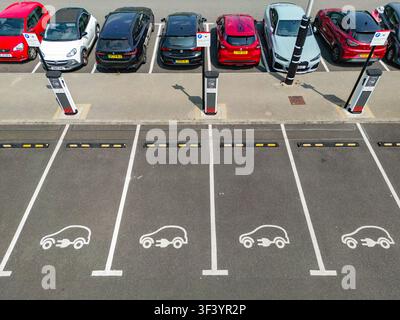 Radyr, Cardiff, Galles, Regno Unito - 21 luglio 2026: Veduta aerea delle stazioni di ricarica rapida e dei posti parcheggio per auto elettriche presso la struttura park-and-ride Foto Stock
