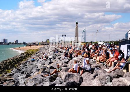 Spettatori prima del secondo giorno del Grand Prix di vela Emirates Gran Bretagna a Portsmouth. Data della foto: domenica 26 luglio 2026. Foto Stock