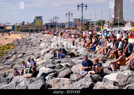 Spettatori prima del secondo giorno del Grand Prix di vela Emirates Gran Bretagna a Portsmouth. Data della foto: domenica 26 luglio 2026. Foto Stock