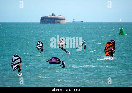 I wing foilers intrattengono gli spettatori durante il secondo giorno del Grand Prix di vela Emirates Gran Bretagna a Portsmouth. Data della foto: domenica 26 luglio 2026. Foto Stock
