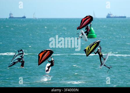 I wing foilers intrattengono gli spettatori durante il secondo giorno del Grand Prix di vela Emirates Gran Bretagna a Portsmouth. Data della foto: domenica 26 luglio 2026. Foto Stock