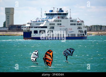 I wing foilers intrattengono gli spettatori durante il secondo giorno del Grand Prix di vela Emirates Gran Bretagna a Portsmouth. Data della foto: domenica 26 luglio 2026. Foto Stock