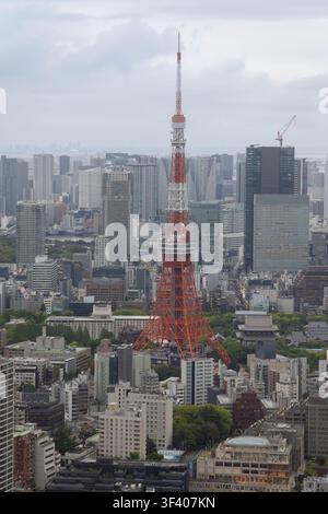 Tokyo, Giappone – 15 aprile 2026: La Torre di Tokyo, Minato e il paesaggio urbano della città al tramonto Foto Stock