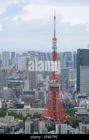 Tokyo, Giappone – 15 aprile 2026: La Torre di Tokyo, Minato e il paesaggio urbano della città al tramonto Foto Stock