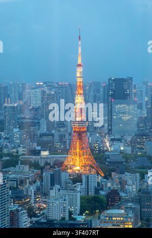 Tokyo, Giappone – 15 aprile 2026: La Torre di Tokyo, Minato e il paesaggio urbano della città al tramonto Foto Stock