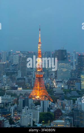 Tokyo, Giappone – 15 aprile 2026: La Torre di Tokyo, Minato e il paesaggio urbano della città al tramonto Foto Stock
