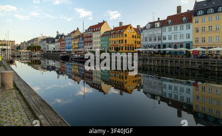 Panorama pacifico del porto di Copenaghen che brilla in una dolce serenità estiva Foto Stock
