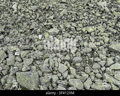 Vista ad angolo alto di pietre naturali di montagna Foto Stock