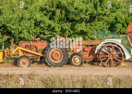 LAKE COUNTRY, COLUMBIA BRITANNICA, CANADA – 07 LUGLIO 2026: Gatzke's Farm Market. Due trattori agricoli vintage arrugginiti con pneumatici piatti e ruote in acciaio antiche Foto Stock