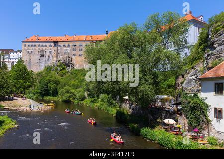 Turisti in kayak sul fiume Vltava passando accanto alla città medievale da fiaba di Český Krumlov, Repubblica Ceca (sito Patrimonio dell'Umanità UNESCO) Foto Stock