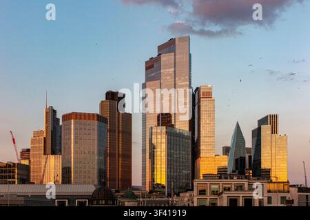 Fine di un altro giorno d'estate nella City di Londra al tramonto Foto Stock
